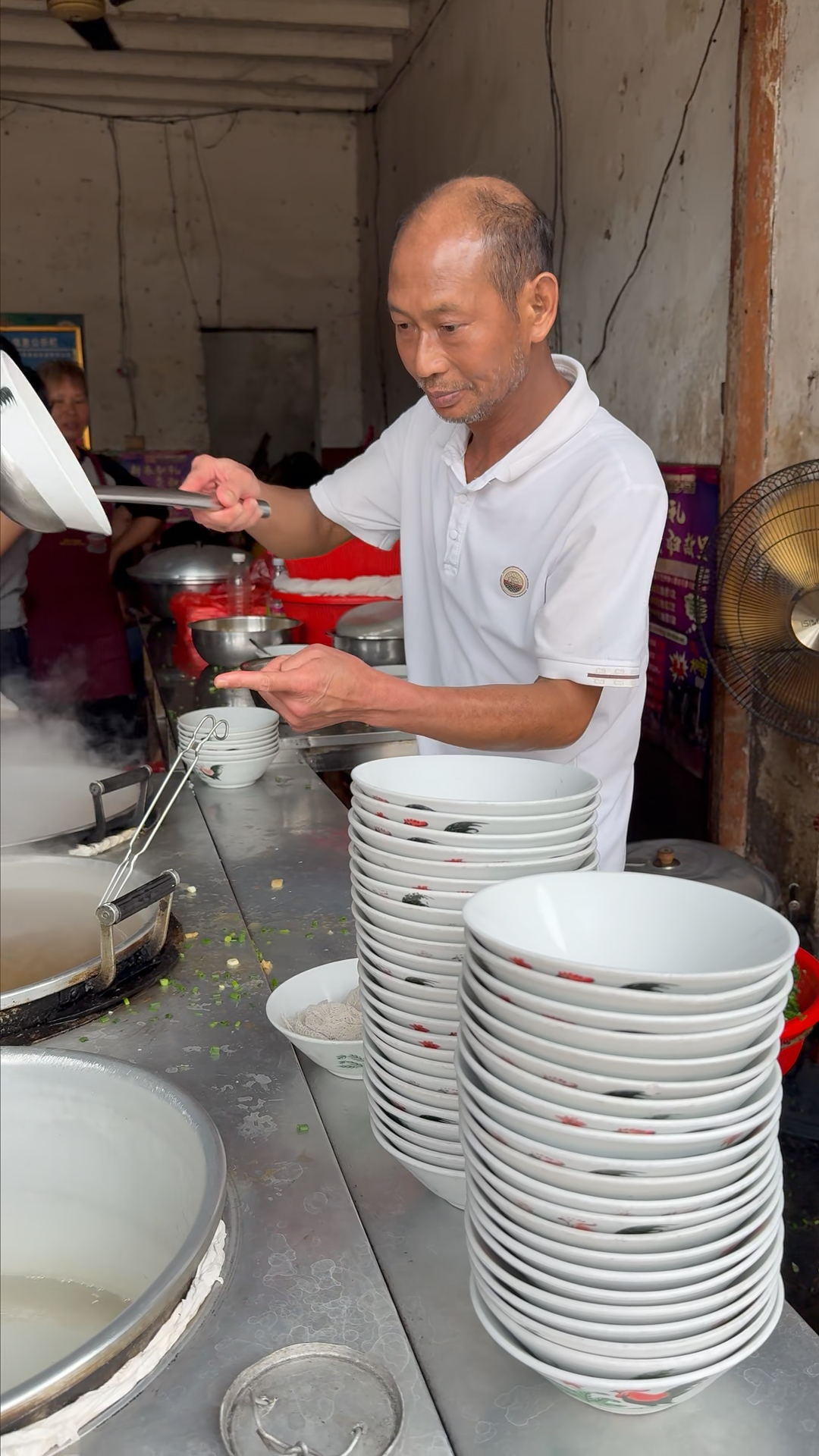 广西大哥卖牛肉粉，10斤肉2两米酒倒一瓢红糖，满满一碗10元钱