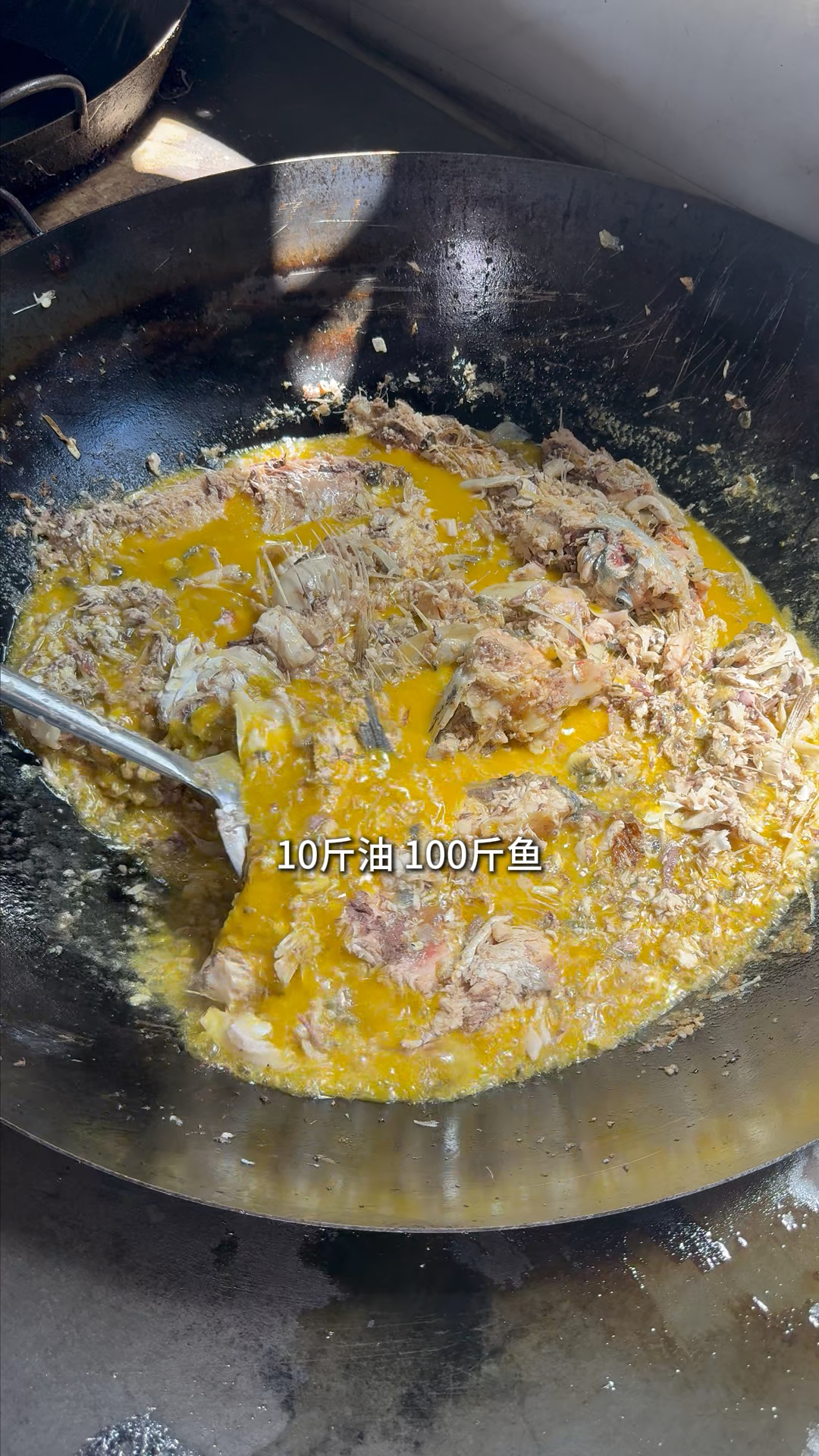 安徽大姐卖鱼煮饭，100斤鱼捣稀碎，一碗120元，一锅15碗