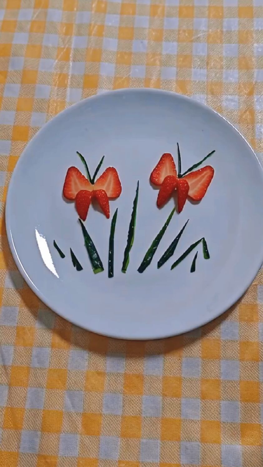 简单草莓蝴蝶拼盘