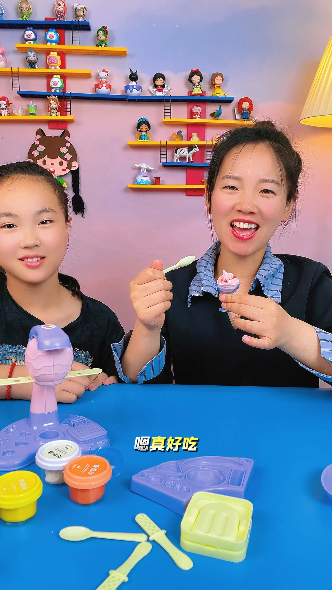 来玩过家家了,宸宸用彩泥来做冰淇淋