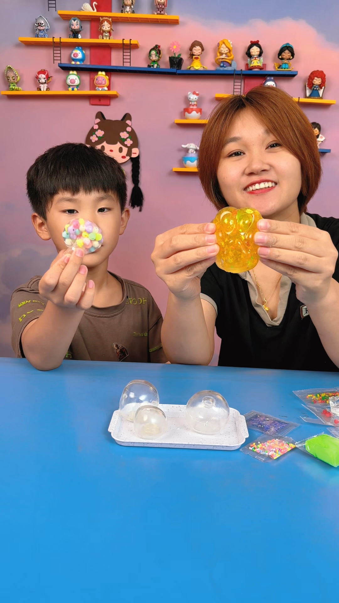 妈妈和奇奇做炒冰手作球,自己做的捏捏乐更好玩