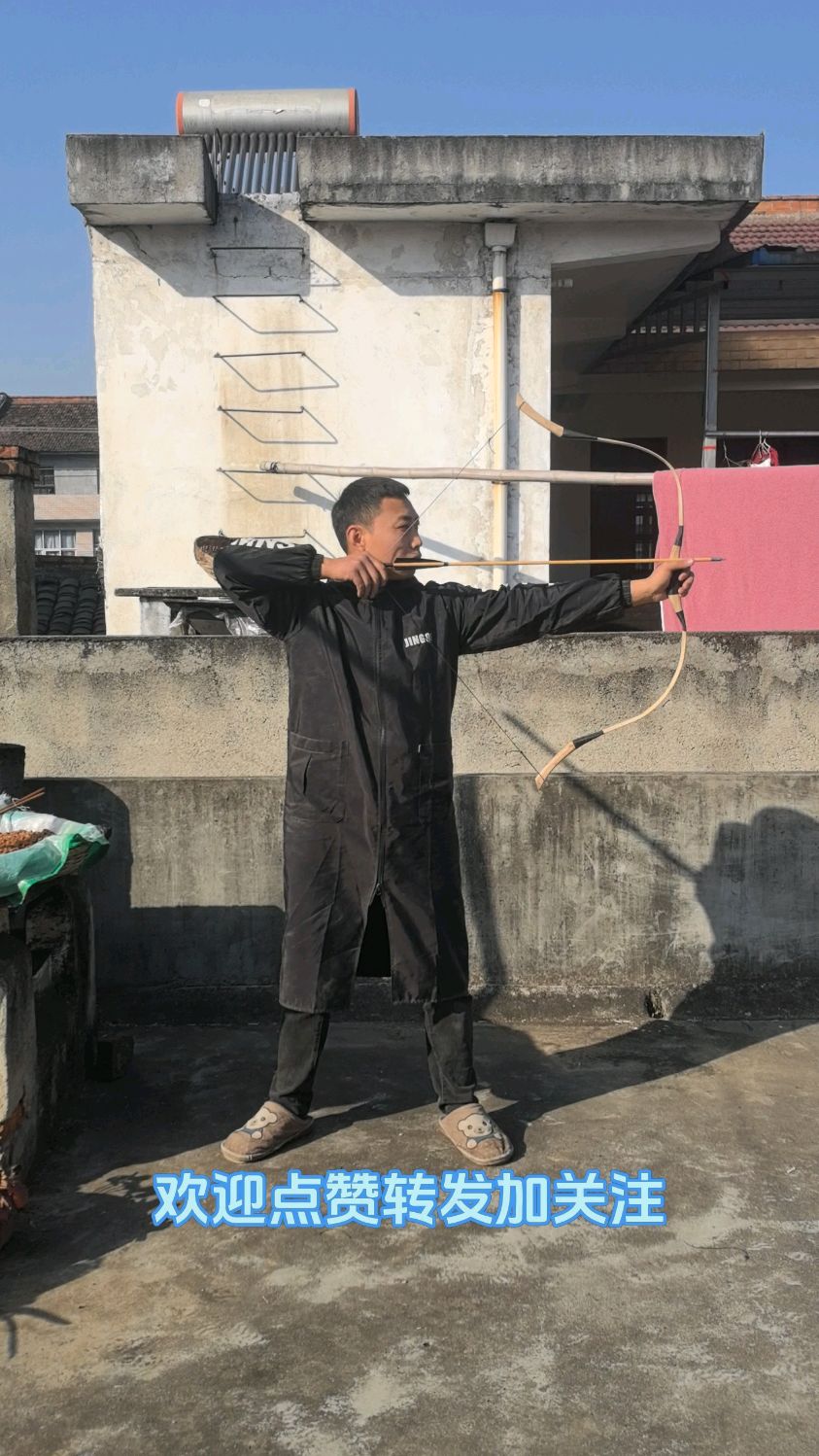 捡了块木板做弓箭
