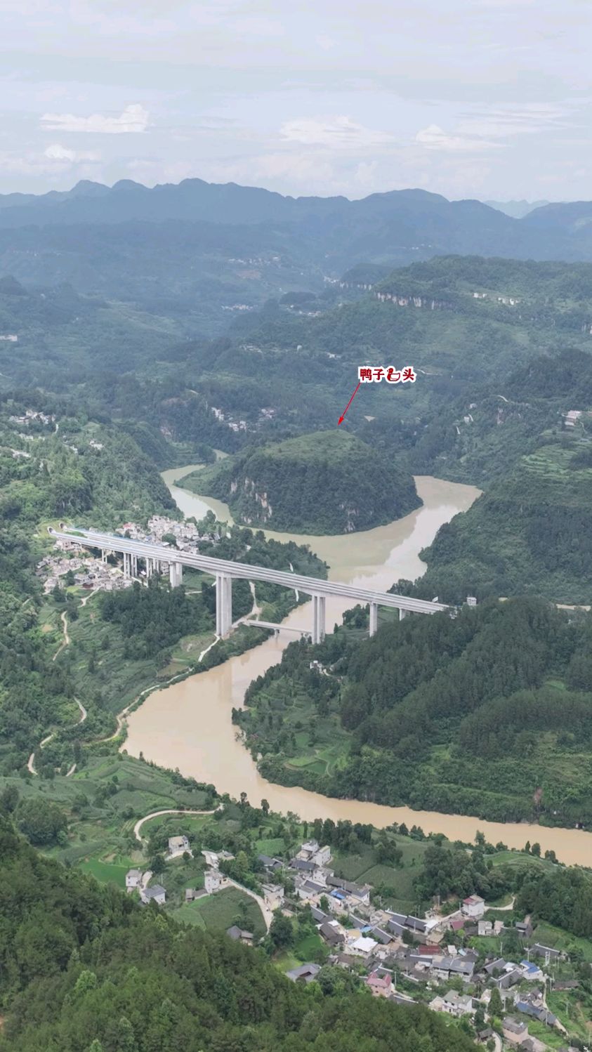 贵州河边一座奇特半岛,仅不到60米连接岸边,形状酷似鸭子的头!