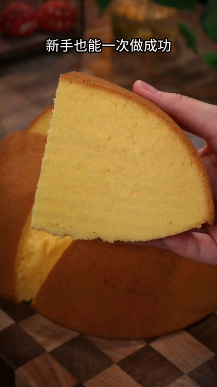 三个鸡蛋一碗面粉在家就可以做电饭锅蛋糕
