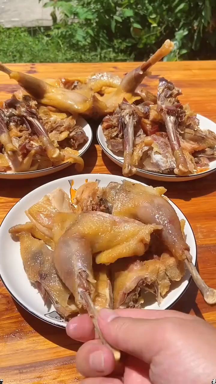 湖北特色美食风干鸡,肉质紧实有嚼劲腊香味十足
