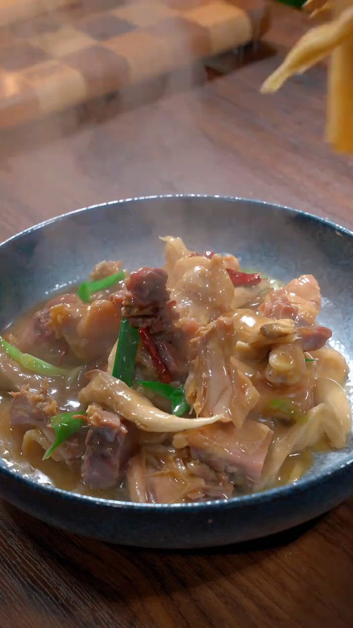 快过年了,给家人做上一锅风干鸡火锅,腊味味十足满屋飘香