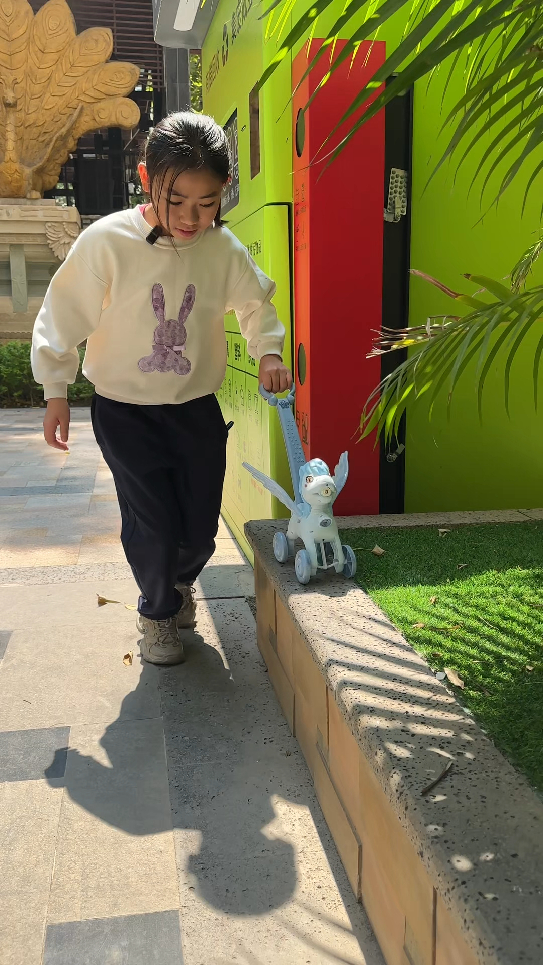 嘉嘉出门遇到求助,天上掉下来的倒霉蛋,不过没有汤姆猫倒霉