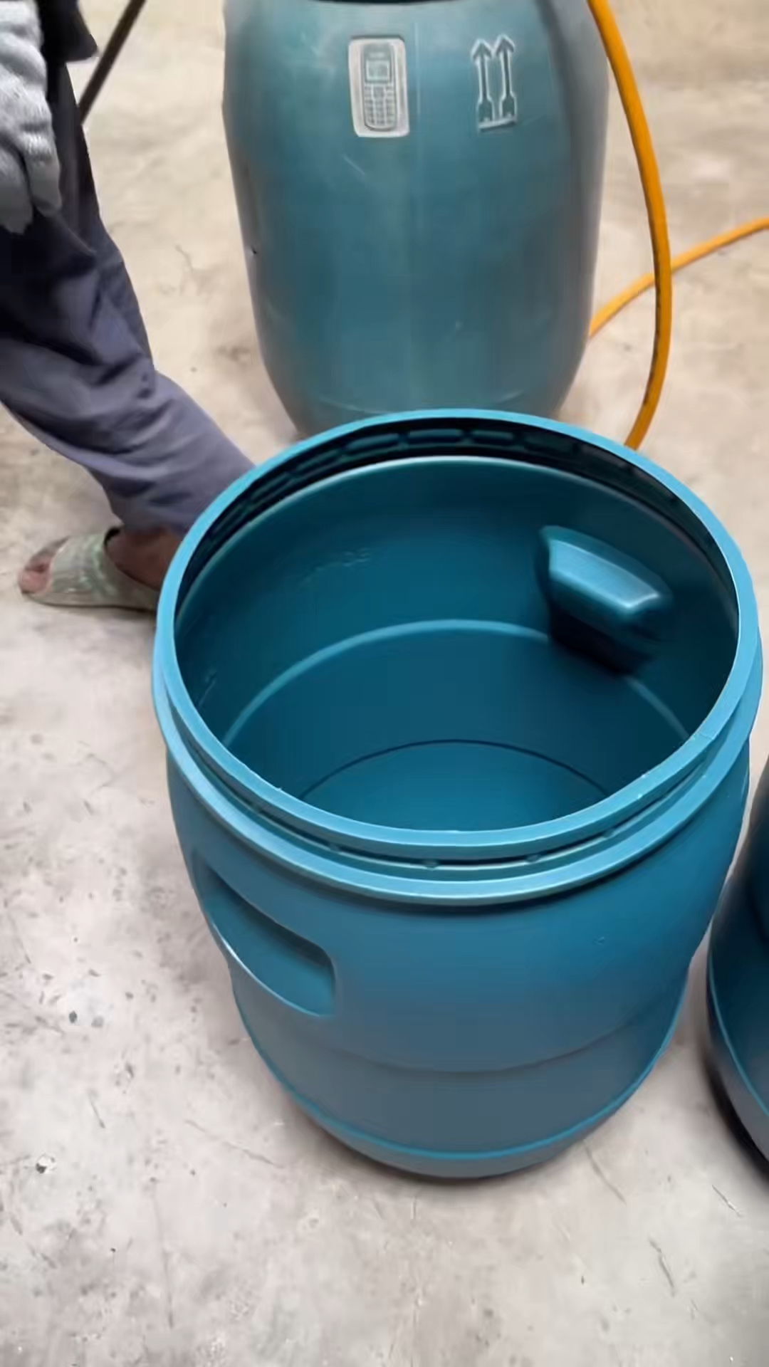 想不到废弃塑料袋还能制作成塑料桶,简直大开眼界