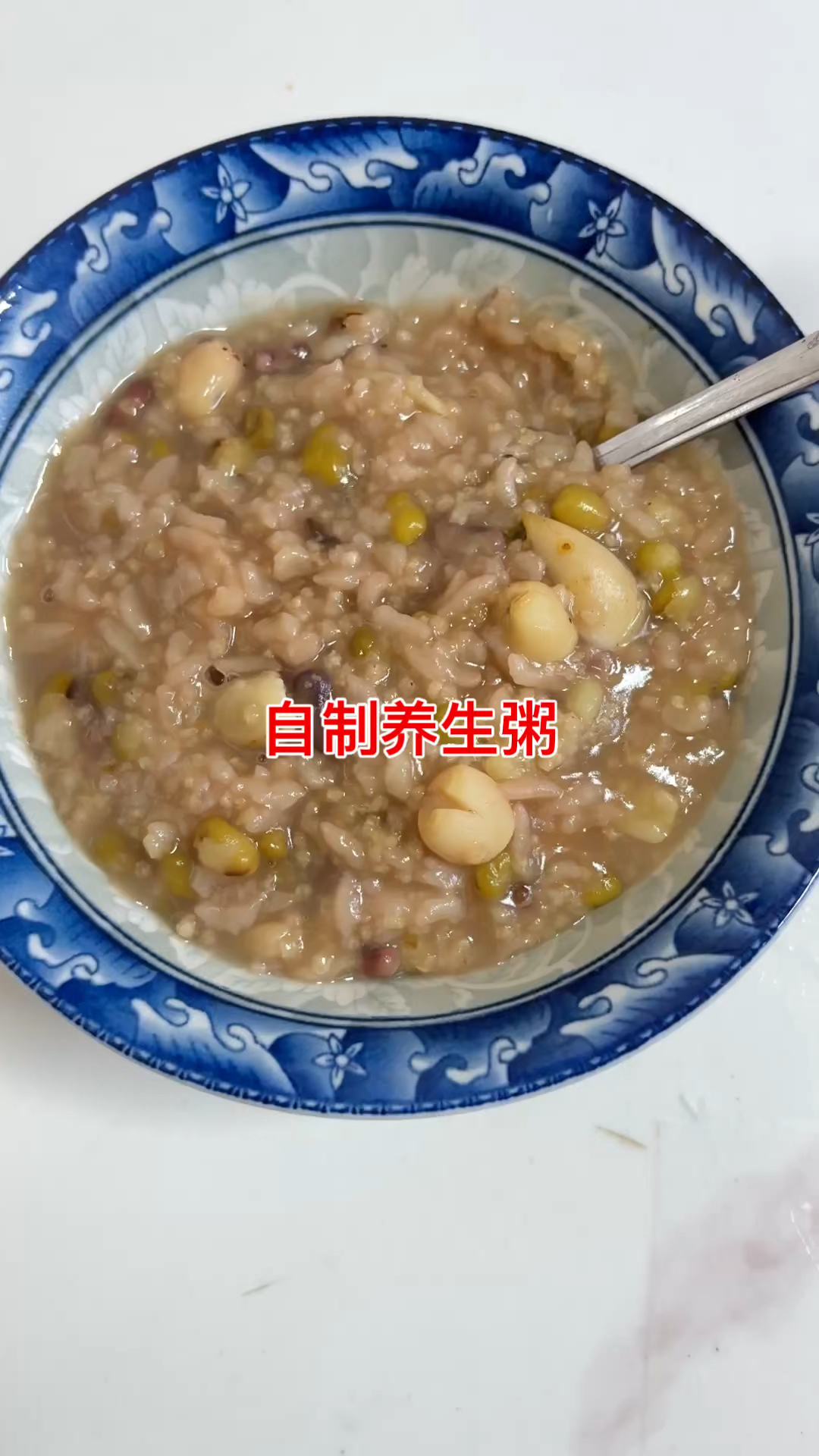 自制养生粥:大米、小米、莲子、百合、绿豆和赤小豆,营养又美味