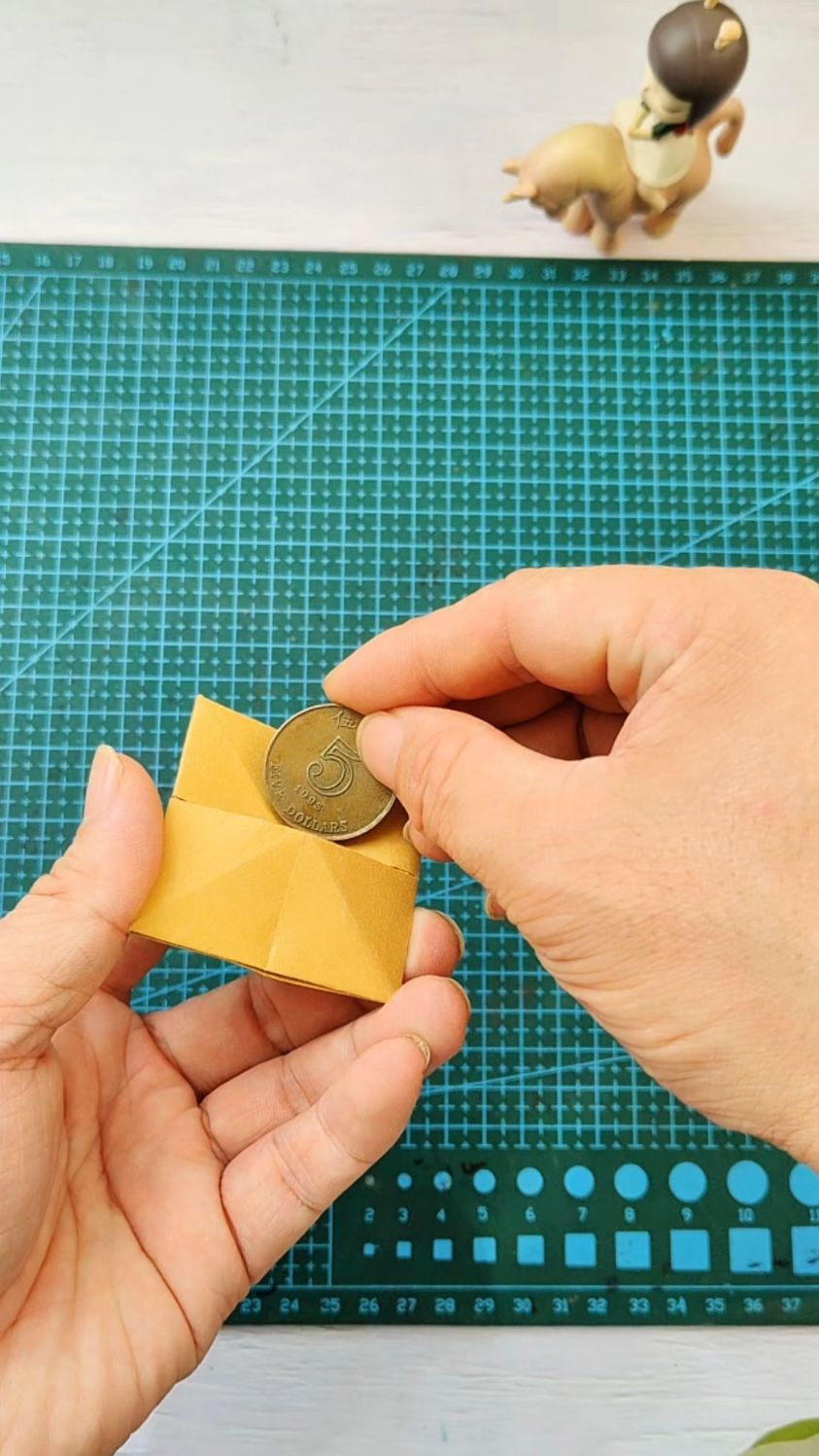 用一张正方形纸折一款简单好玩的口袋陀螺折纸玩具