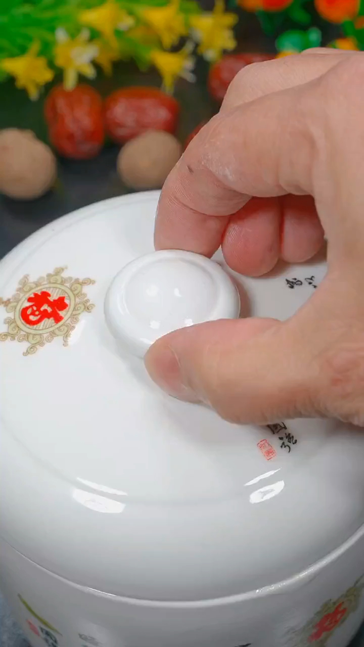银耳被誉为平民燕窝,搭配桂圆莲子吃,气血双补,养心安神,好梦