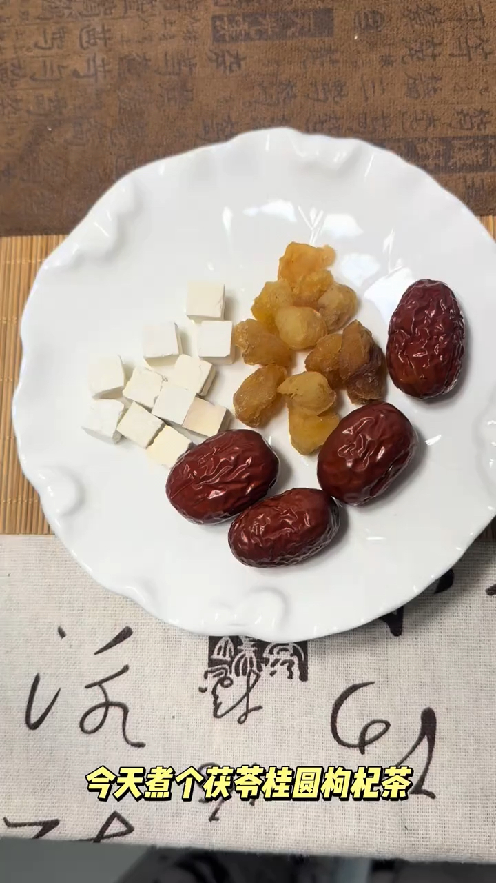 桂圆肉和茯苓是好搭档,这样搭配吃,调身体,少生病,安稳生活!