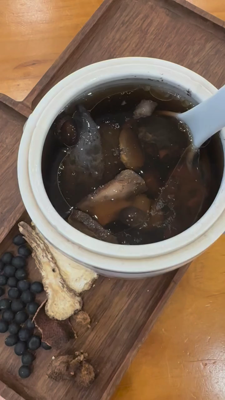 当归和乌鸡是黄金搭档,一起炖汤喝,少生病,身体倍儿棒!