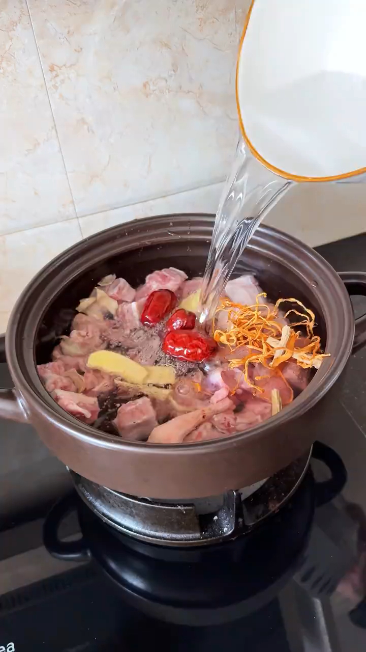 党参和鸽子一起搭配炖汤喝,暖身体,少生病,老祖宗的土方法