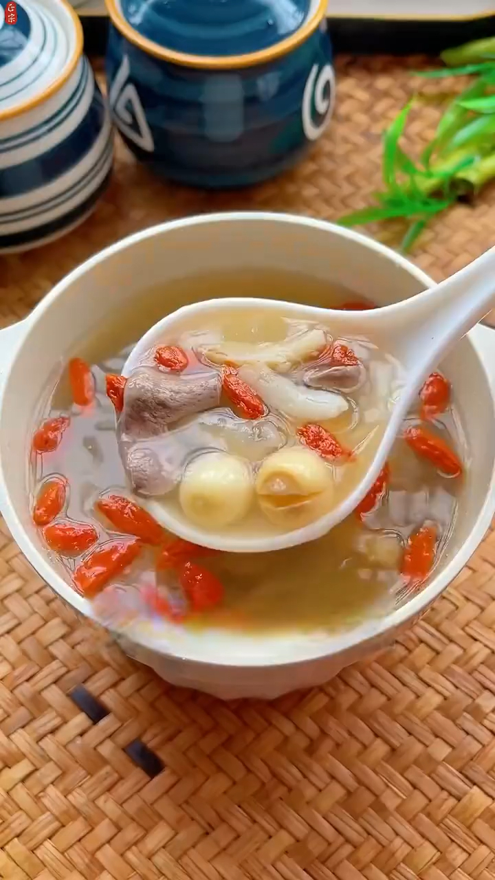 莲子和百合干是好搭档,一起煮汤喝,身体好,少生病,安稳生活