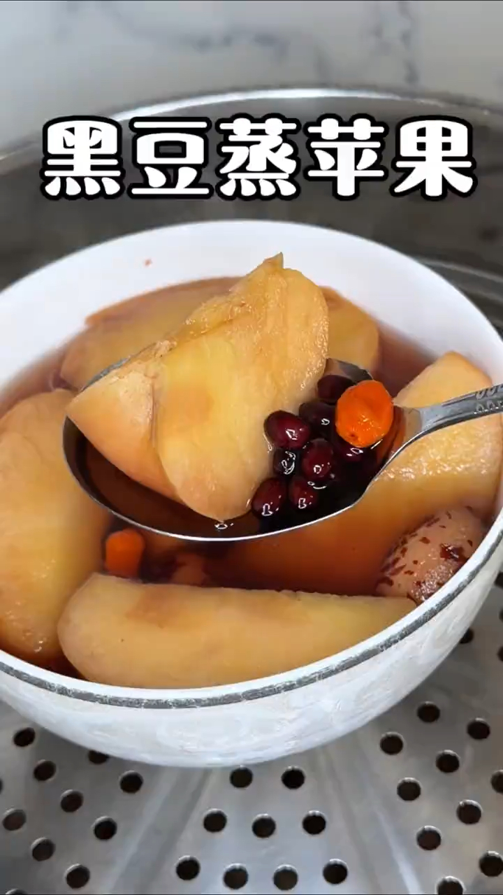 黑豆苹果汤，冬季的好搭档！做法简单又营养，生活美滋滋！