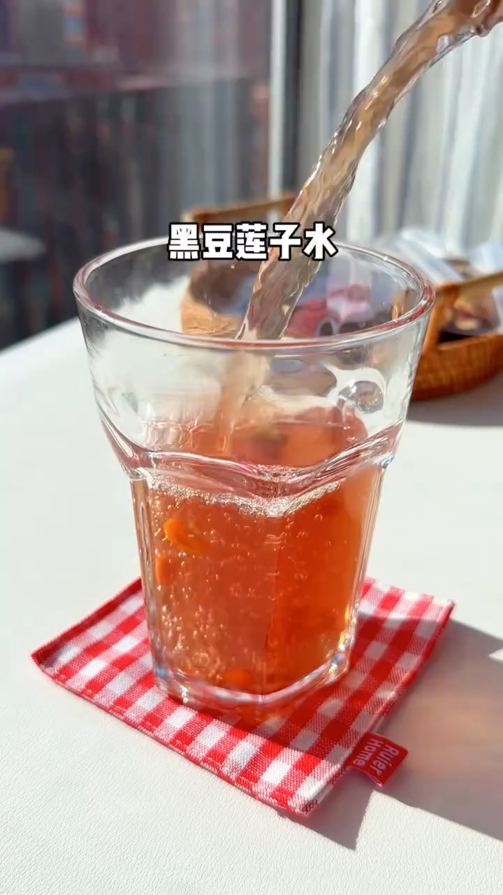 黑豆莲子红枣水，滋补养生汤，冬季喝出好气色，姐妹们一起泡起来