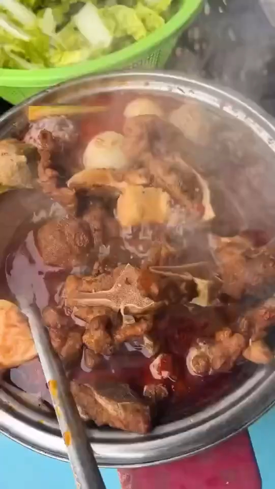 冬天到了,黑豆牛骨汤是我们经常喝的家常汤,好饮又滋补!