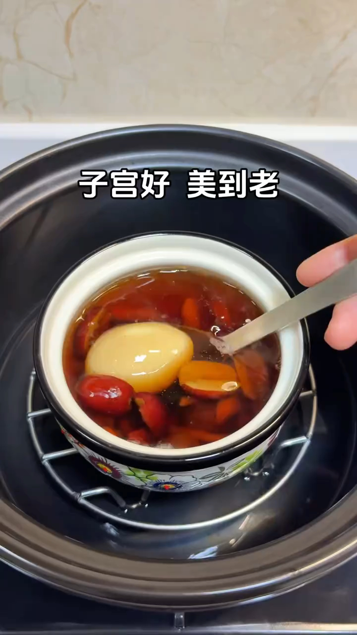 女孩子不管多大年龄都要经常喝这碗汤,黄芪红糖蒸鸡蛋,身体舒服
