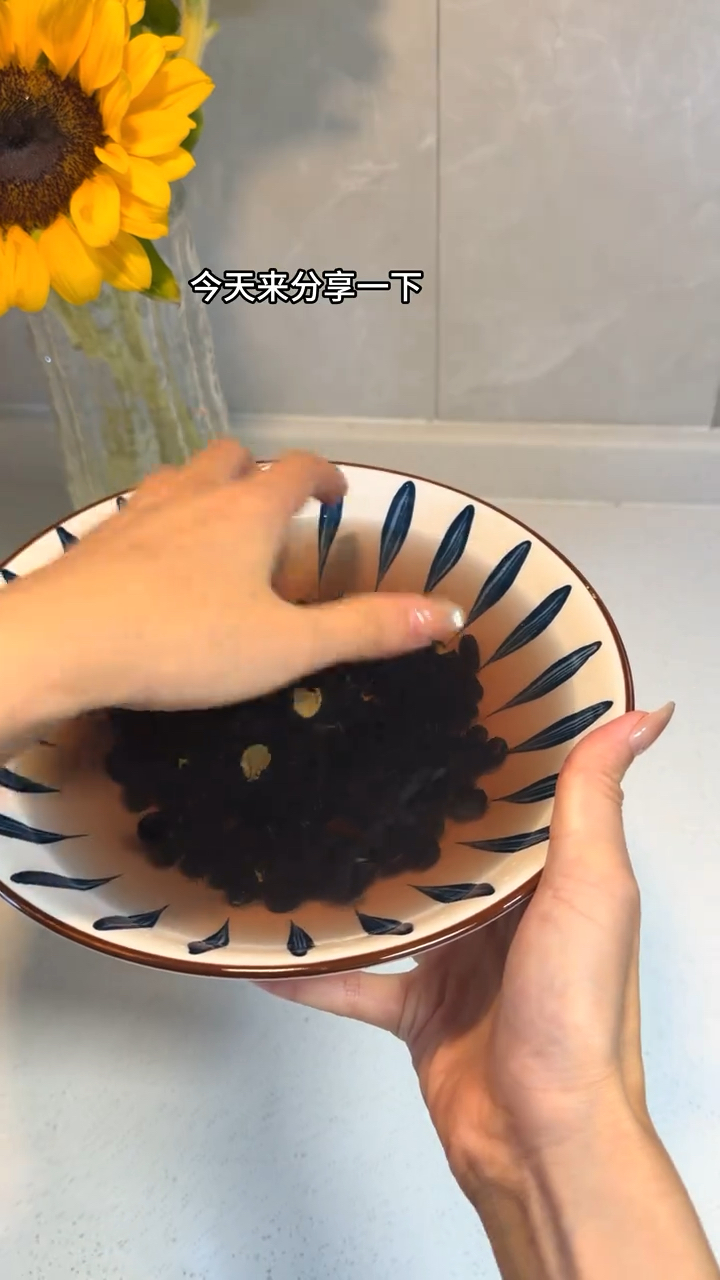 黑豆朱雀汤，做法简单很土，但对我们女生真的很友好 #黑豆朱雀汤
