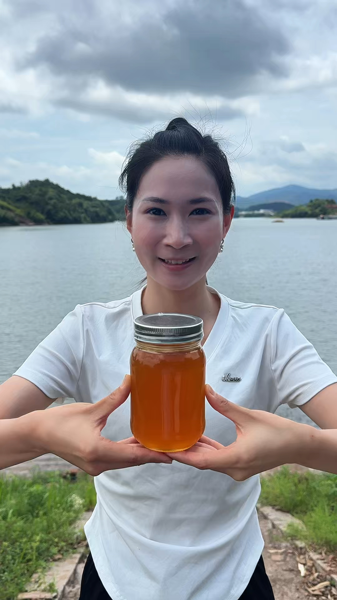 这是我的家乡，门前小桥流水，天天鸡鸣狗吠，鸟语花香