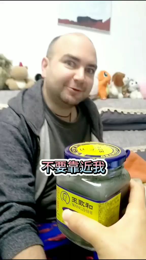 给老外尝尝王致和臭豆腐,直接给他干晕菜了