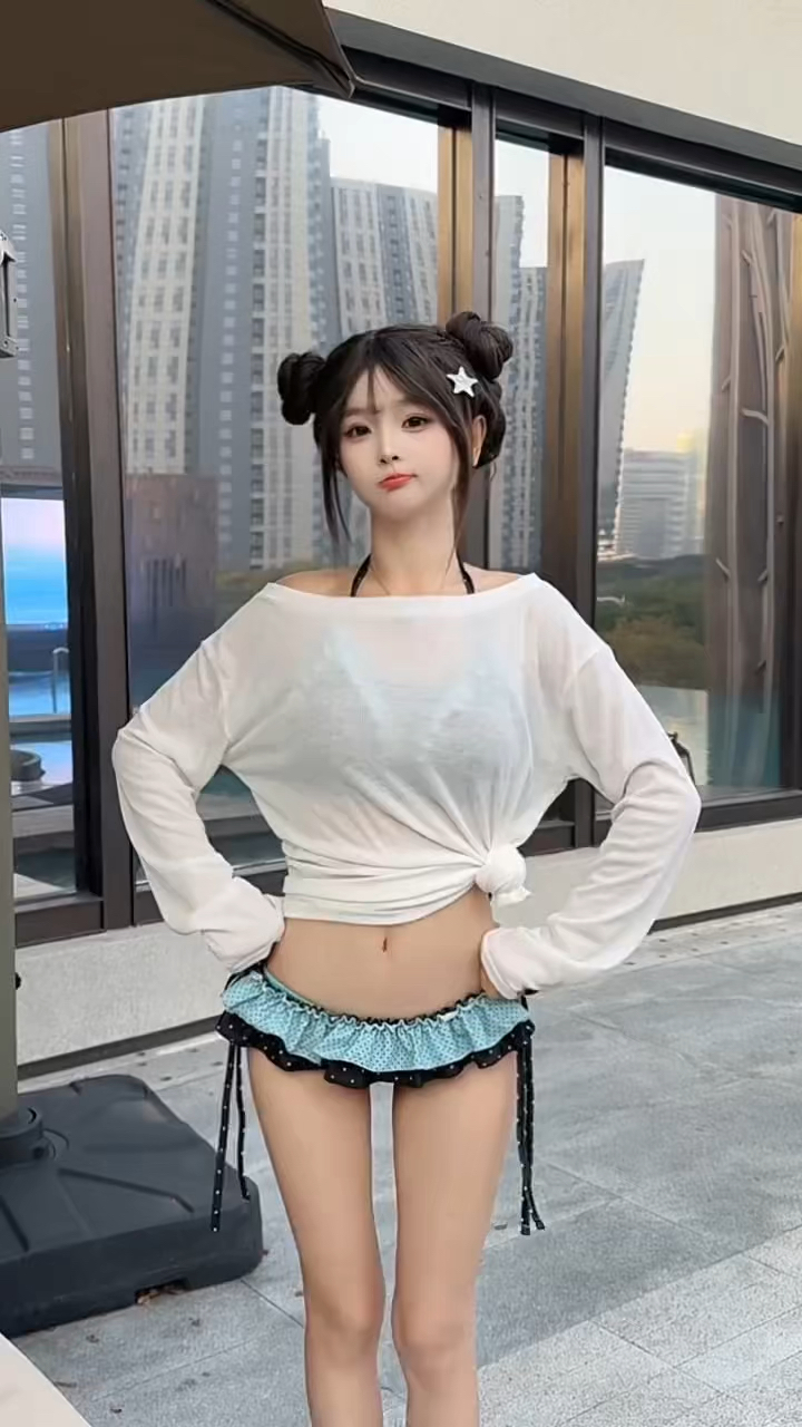甜妹香菜泳装手势舞蹈