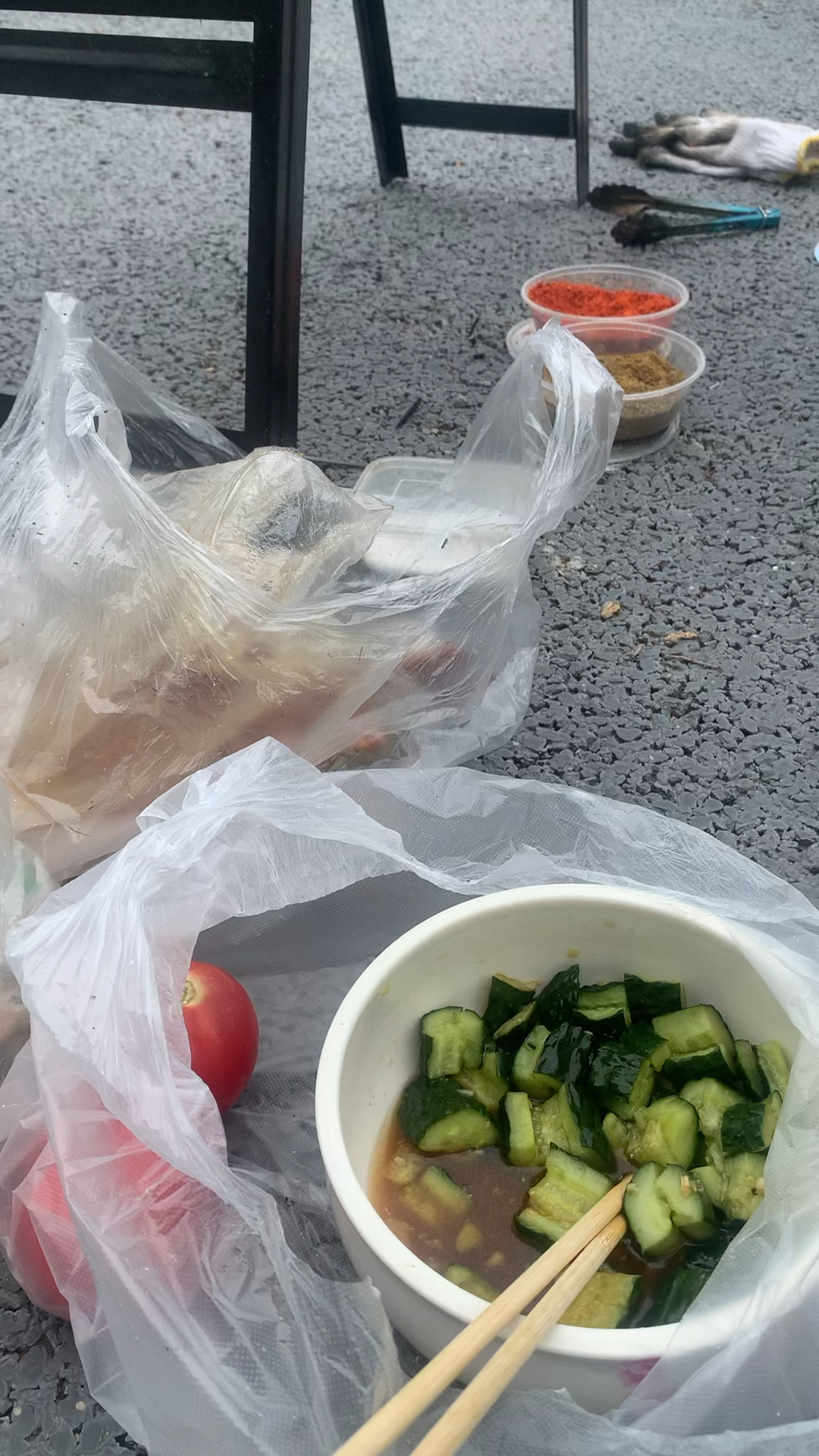 36度后的惬意,蹭个烧烤8串羊肉串一个烤馒头,就是开心的一餐。