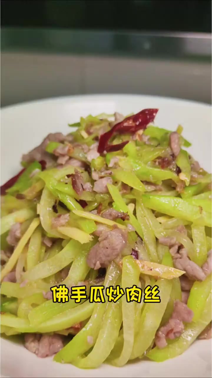 切小块炖牛腩，肉质软烂汤鲜甜，佛手瓜牛腩煲饭店爆款家常菜品