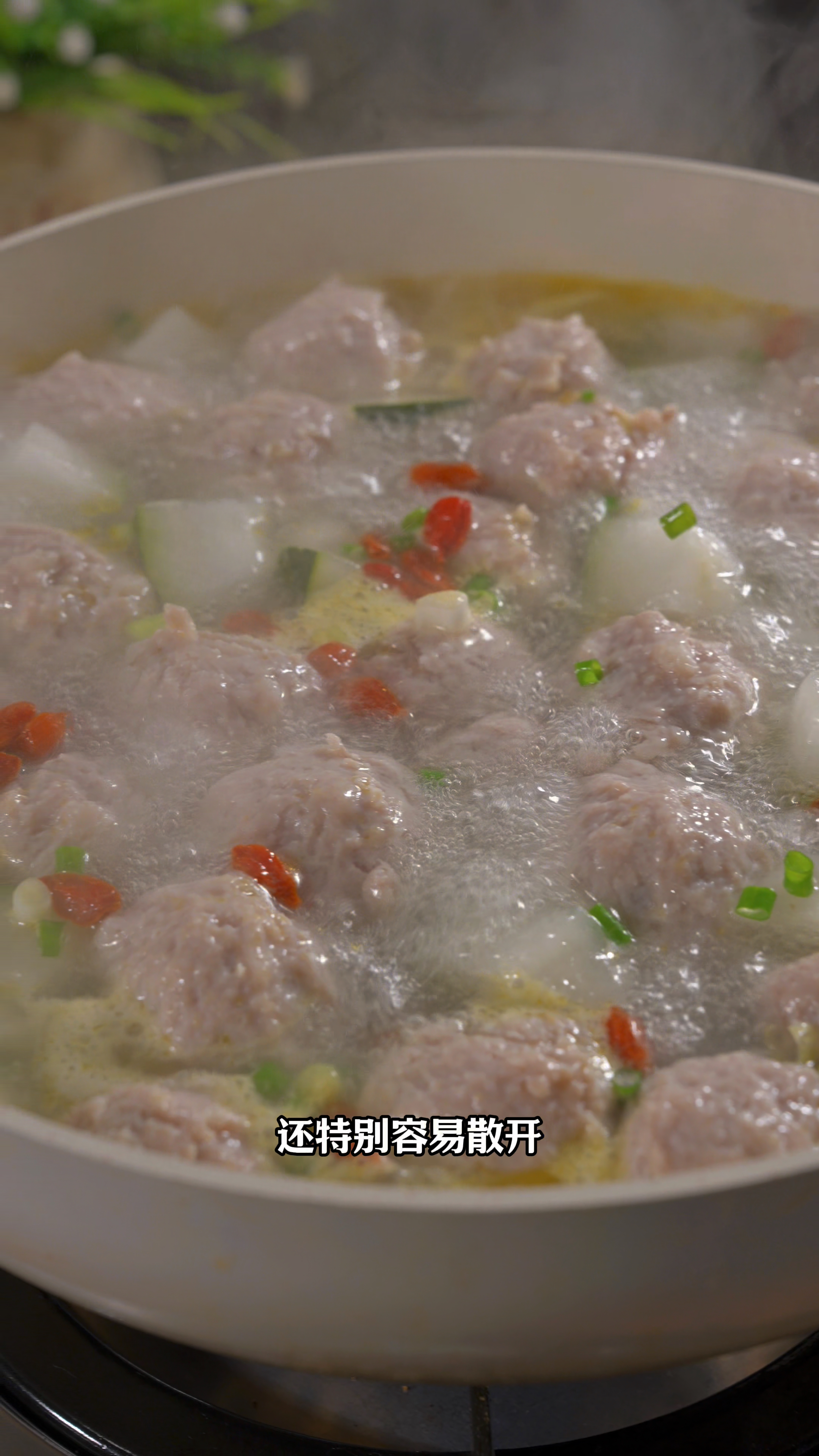 三伏天，餐桌上一定少不了冬瓜肉丸汤，汤鲜味美，老人小孩都爱喝