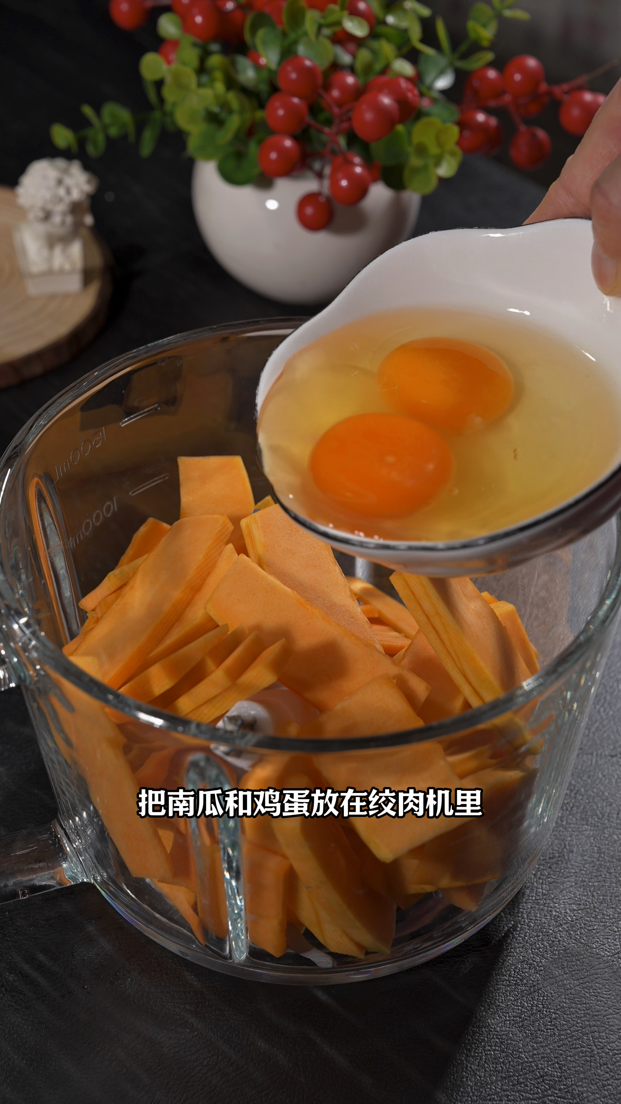 把南瓜和鸡蛋放绞肉机搅一搅,做出来比蛋糕还好吃,松软香甜