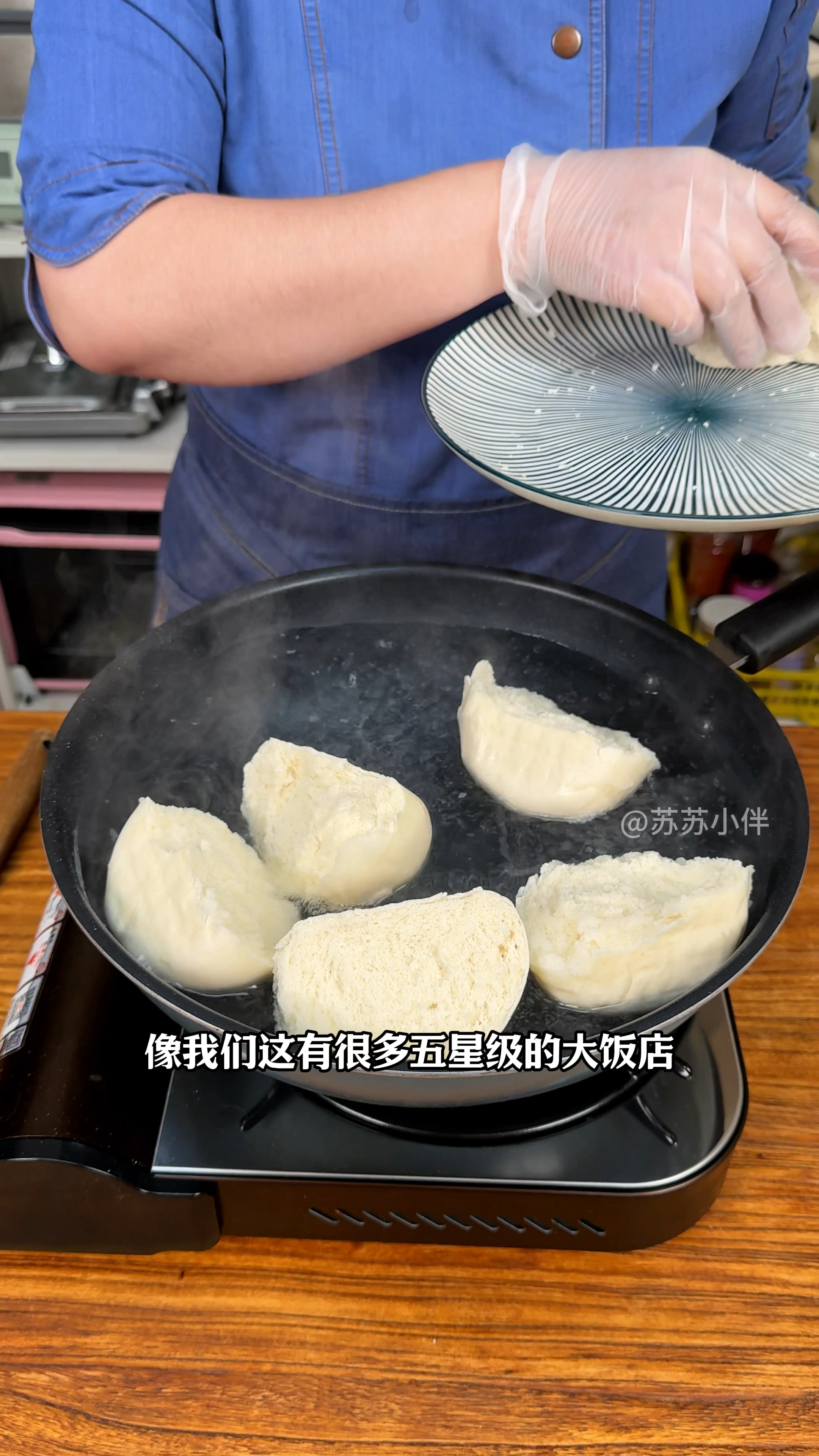 吃剩的干馒头不要扔,放滚汤的开水里煮一煮,这样做真的很好吃