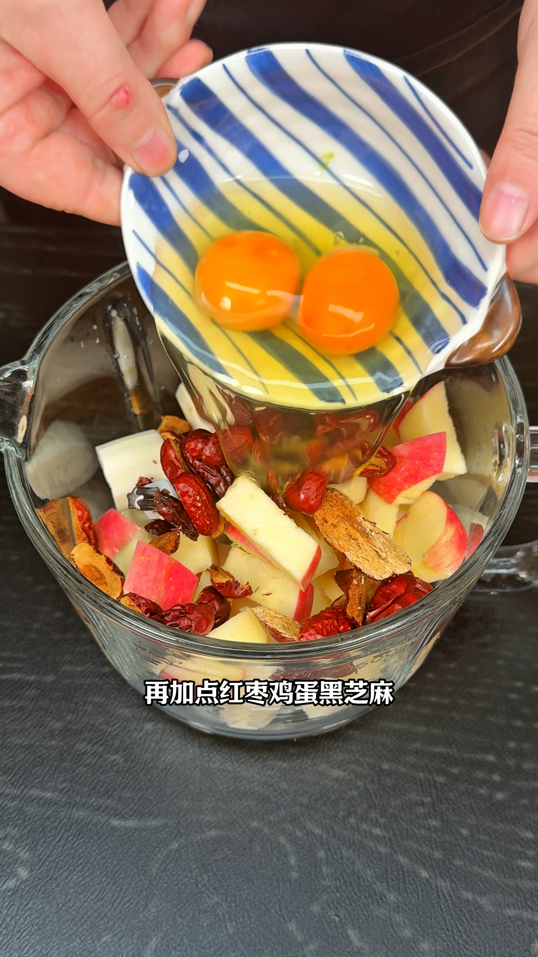 不开火搅一搅就能做，绞肉机山药苹果糕，松软香甜，比蛋糕还香