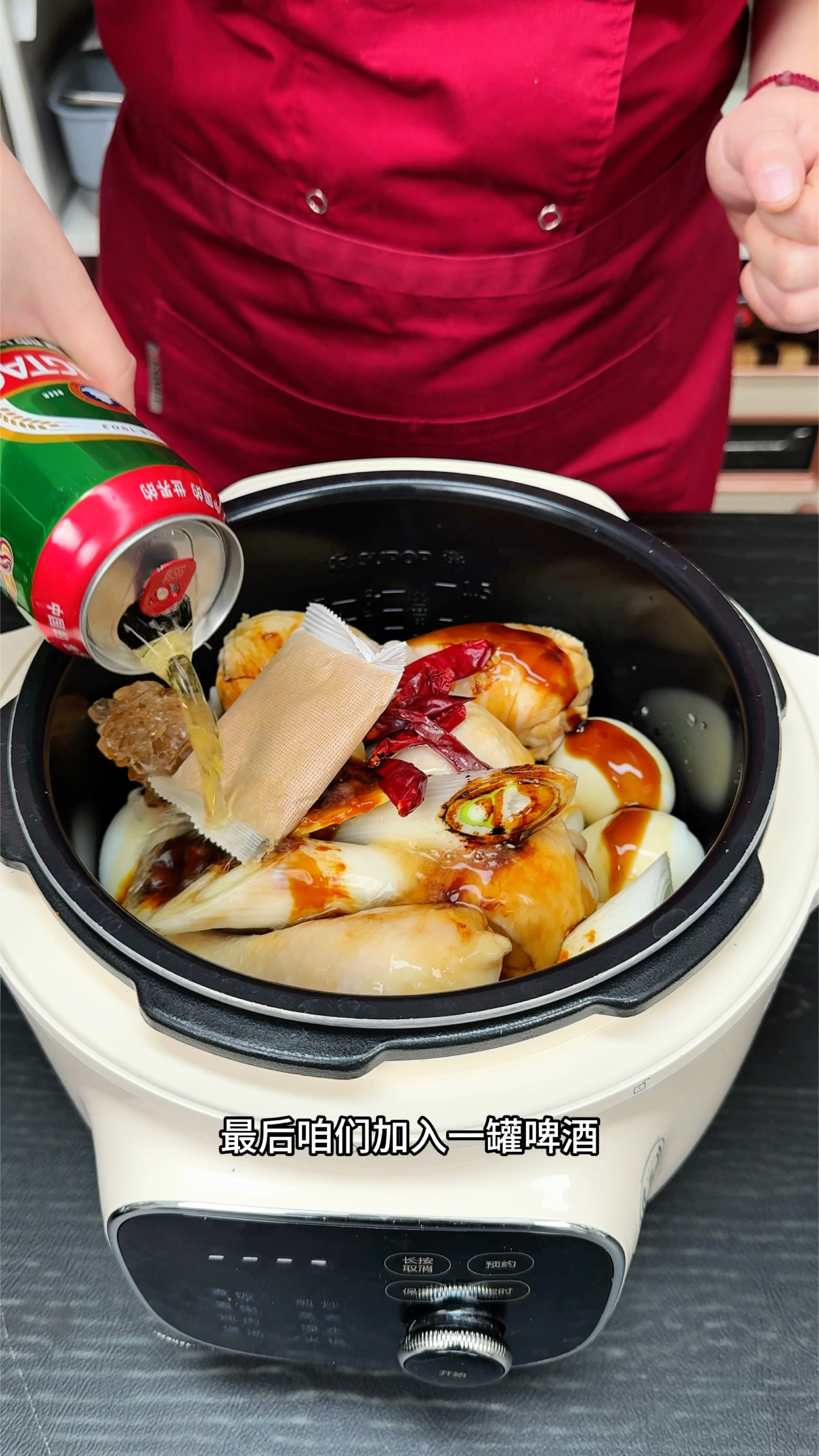 把鸡腿和鸡蛋一起放电饭锅，不开火没油烟，出锅鲜香美味又下饭