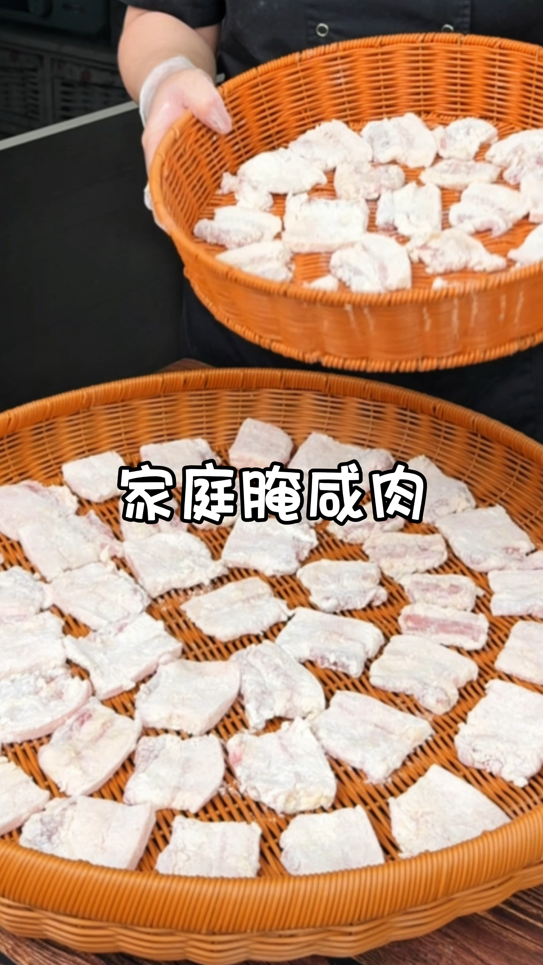 把五花肉蒸一蒸，就服农村的传统做法，比酱油肉简单，比腊肉还香