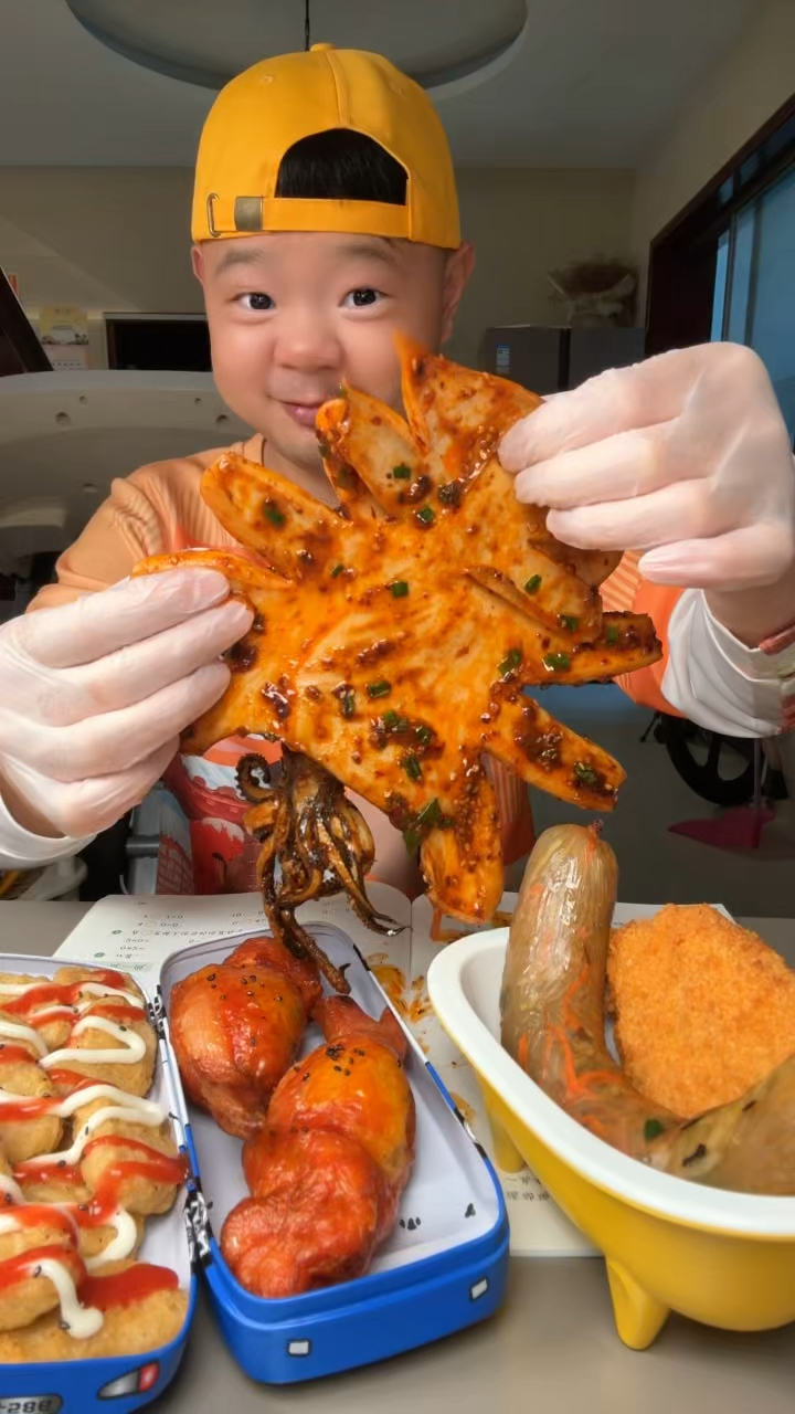 干饭时间到~ #鱿鱼 #鸡翅包饭 #火鸡面 #手抓饼