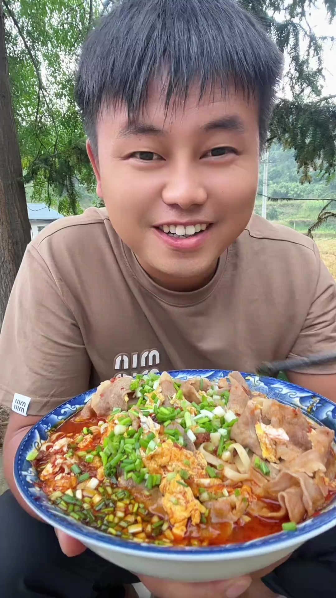 吃饭了,家人们,今天吃肥牛面条,再配上散鸡蛋哨子