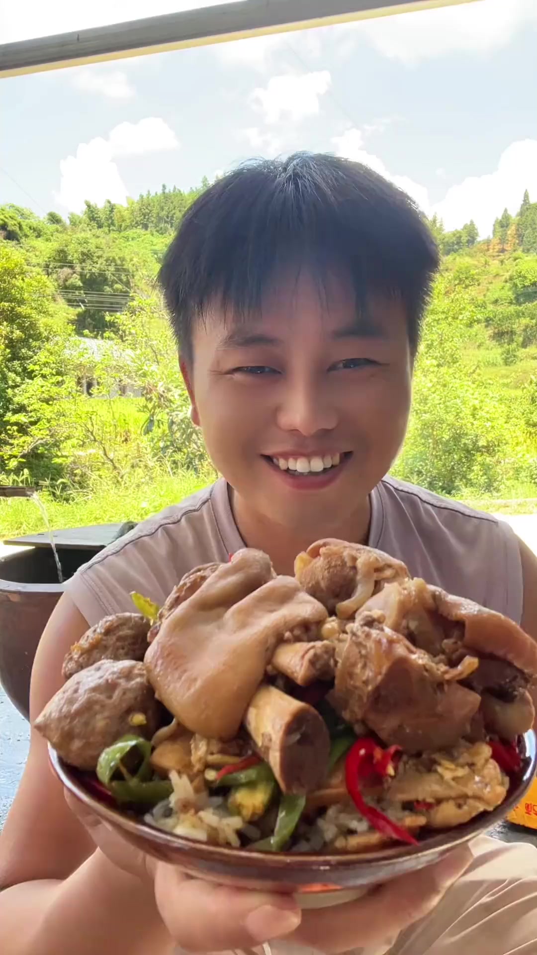 红烧猪蹄,牛肉丸,外婆菜炒饭,青椒炒蛋,快来还有好多