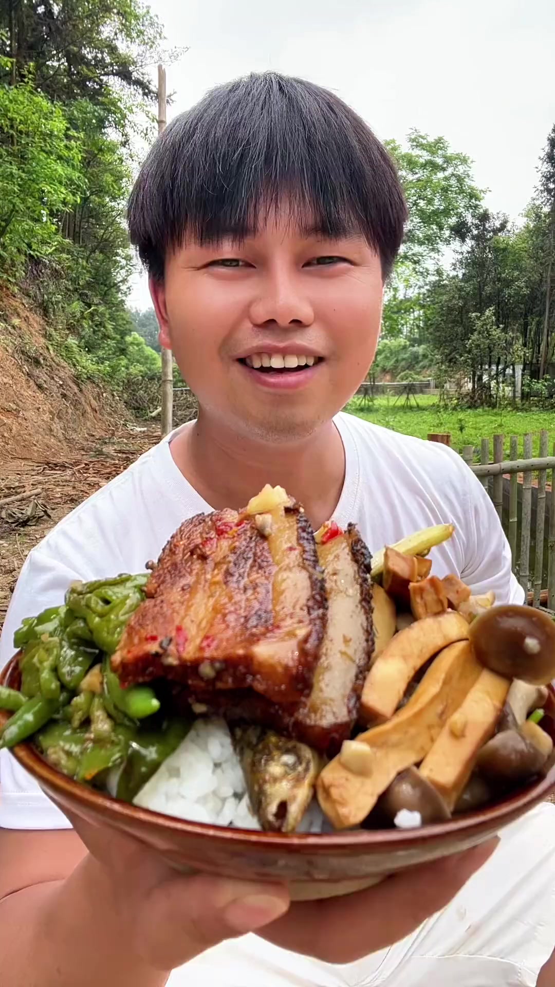 做了你们爱吃的扣肉和一些家常菜，别看着啦，快来吧，等下菜都凉