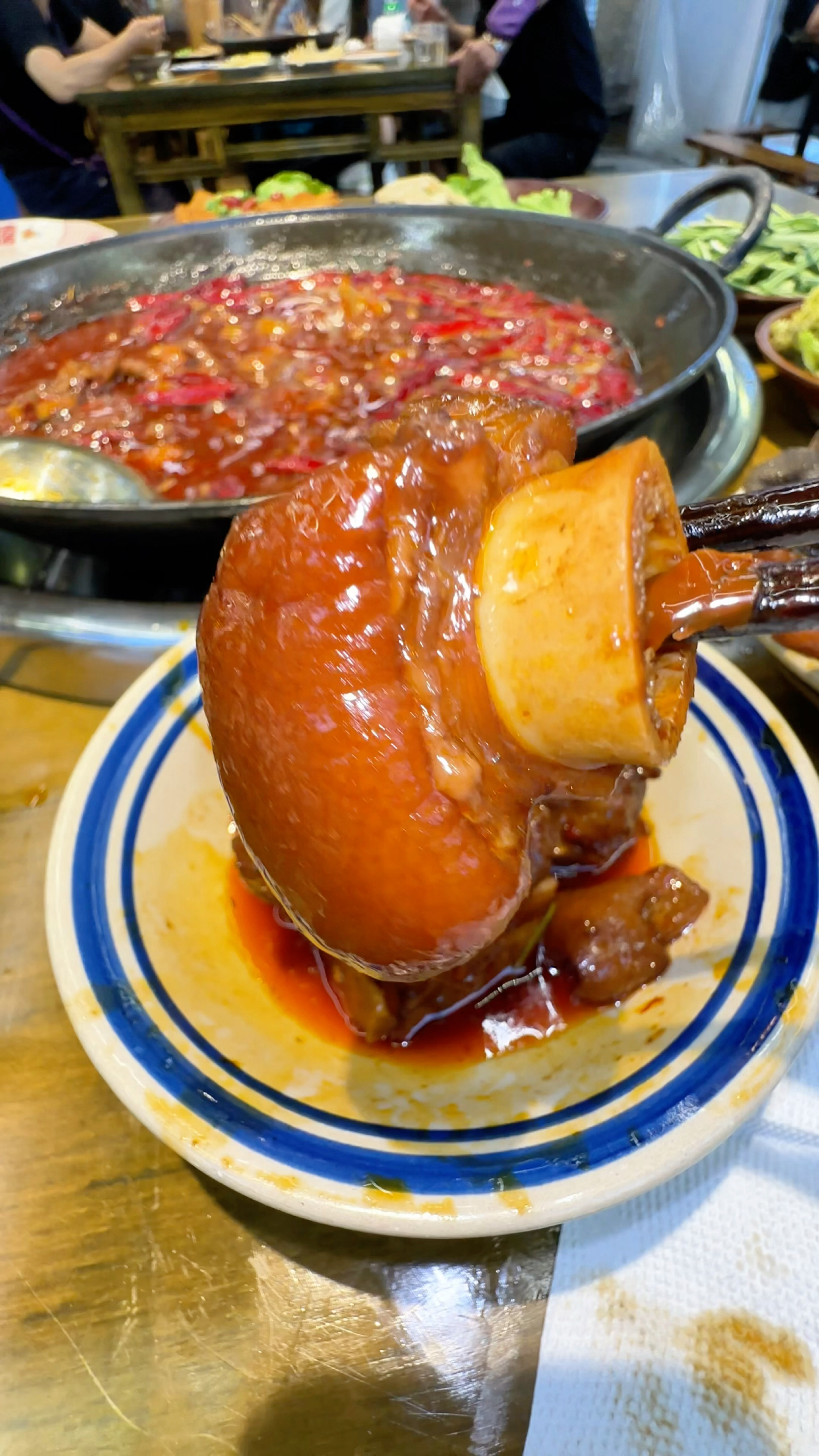 成都真正好吃的火锅店长啥样,十多块钱一份荤菜,6块钱一份素菜