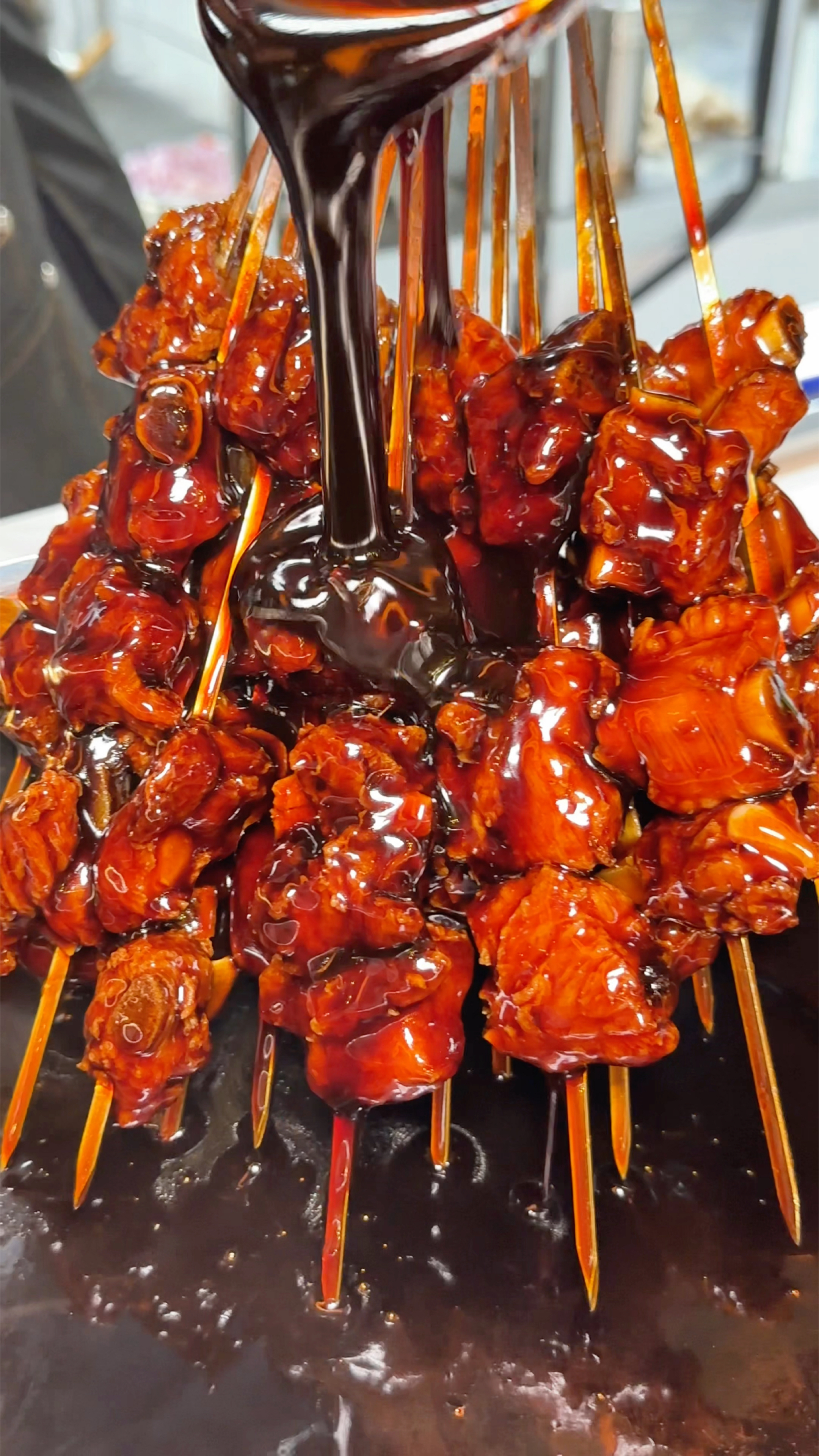 成都华阳,开了十几二十年的老烧烤,一道蒜辣鸡爪征服所有成都人