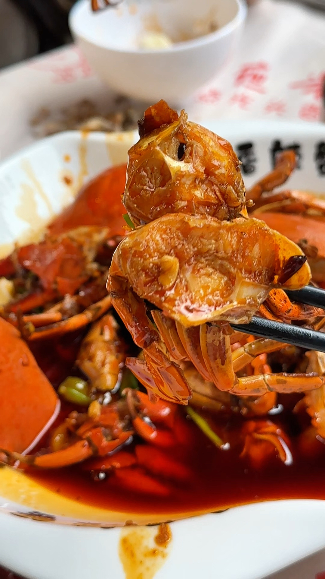 上美食综艺馋哭全国观众的成都香辣蟹?确实有两把刷子