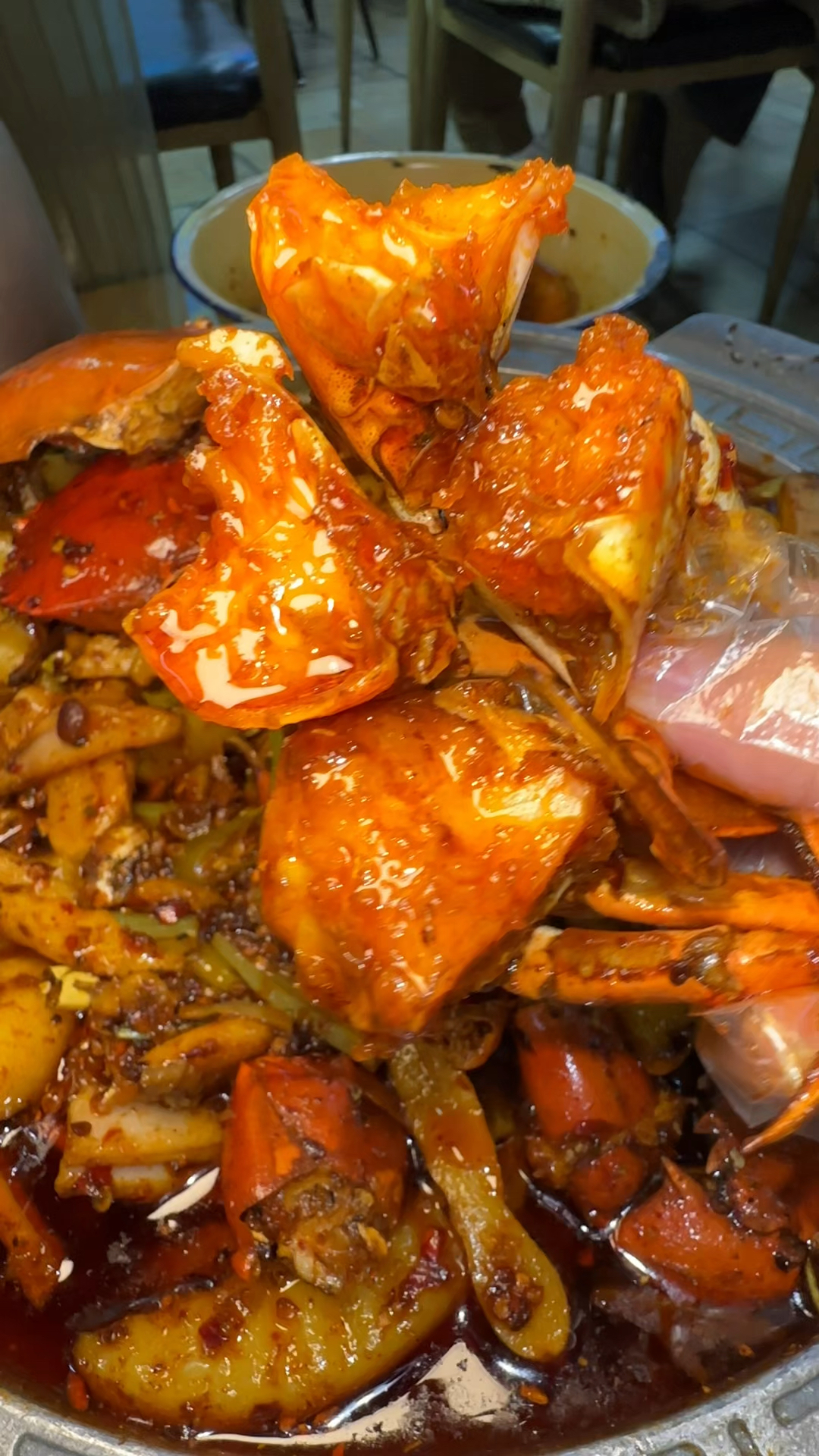 老巷子吃了无数回的香辣蟹苍蝇馆子,啃到没空说话