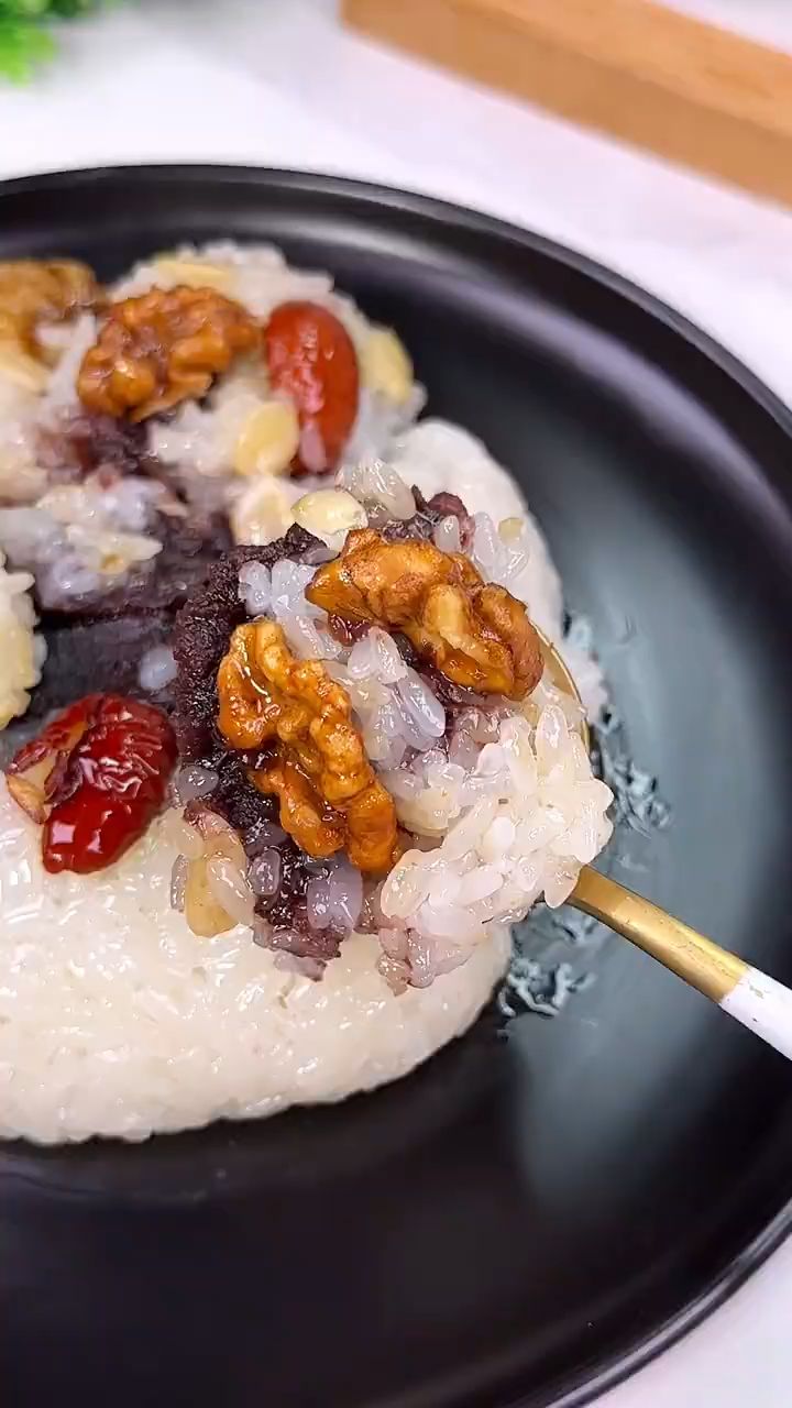 老上海江浙沪风味的传统猪油夹沙八宝饭,甜甜糯糯的,大人都爱吃