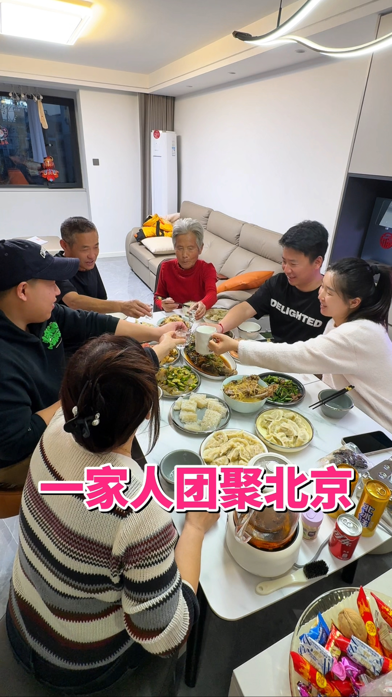 表弟来家里做客,我妈准备了8道菜迎接,都是爱吃的东北菜
