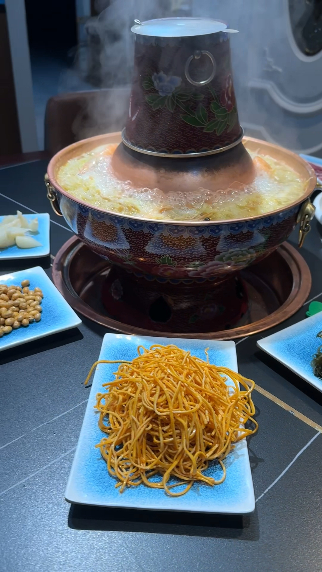 东北美食炭火锅,这一桌不过百,大家觉得怎么样?
