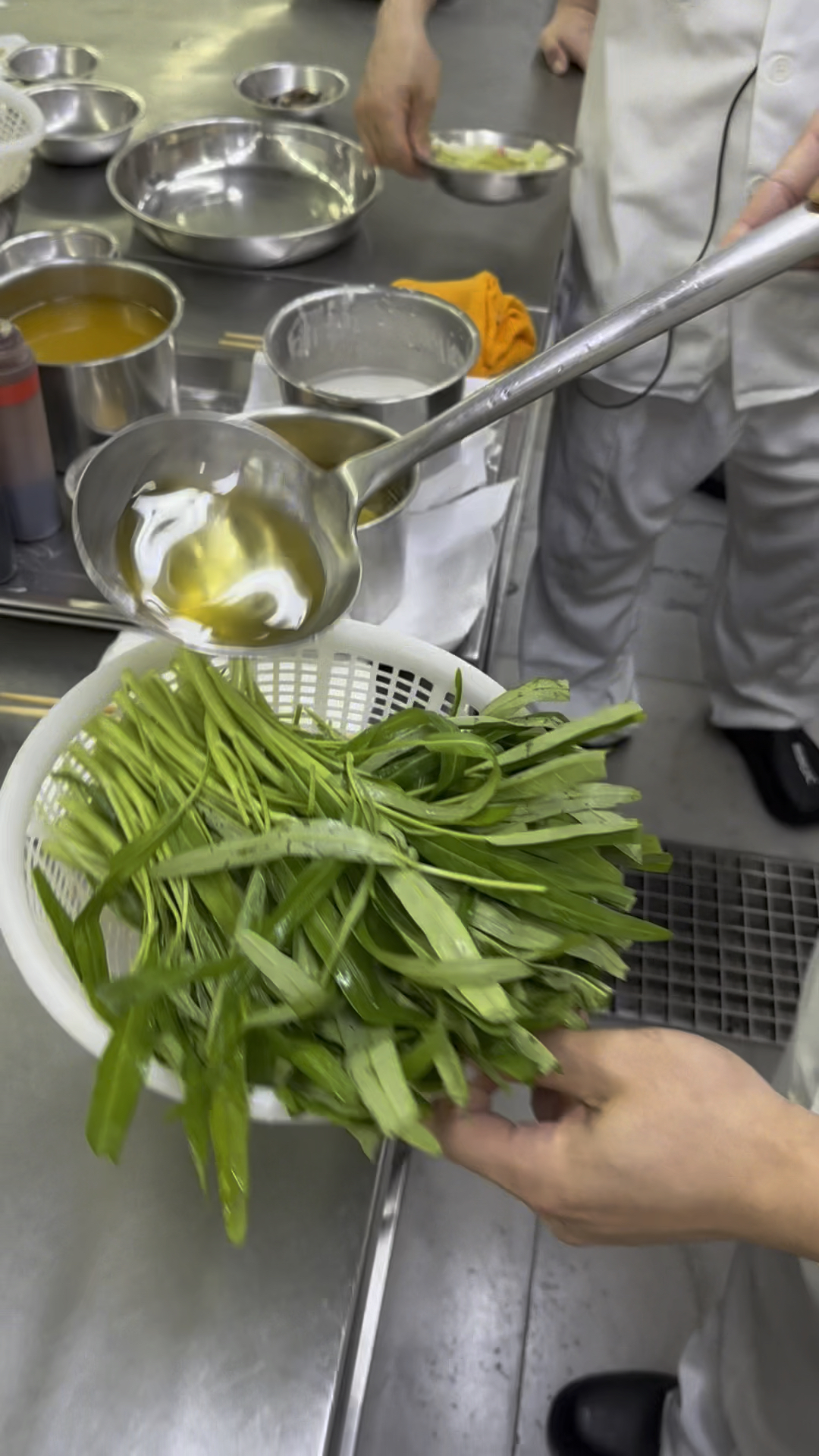 来看看粤菜师傅如何操作一道,翠绿又好吃的椒丝腐乳炒空心菜。
