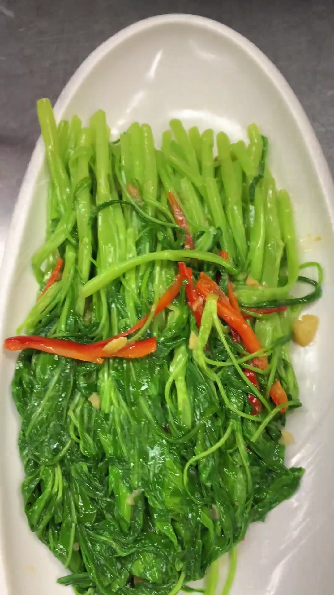 看看粤菜师傅教你如何在最短时间内将椒丝腐乳炒菜炒的翠绿又好吃