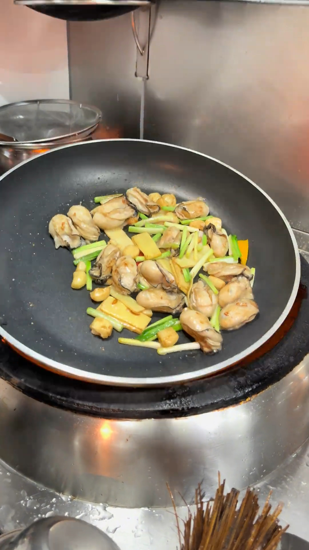 大家都说粤菜炒锅没有双耳锅 就不会炒菜了?操作一道姜葱炒生蚝