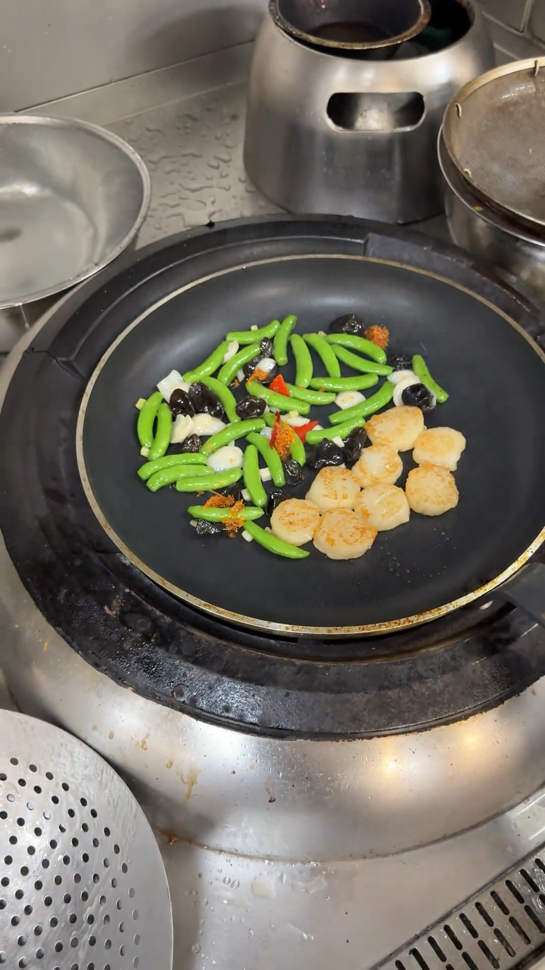 粤菜小炒才考验出一个炒锅基本功今天行行政总厨亲自操作碧绿炒